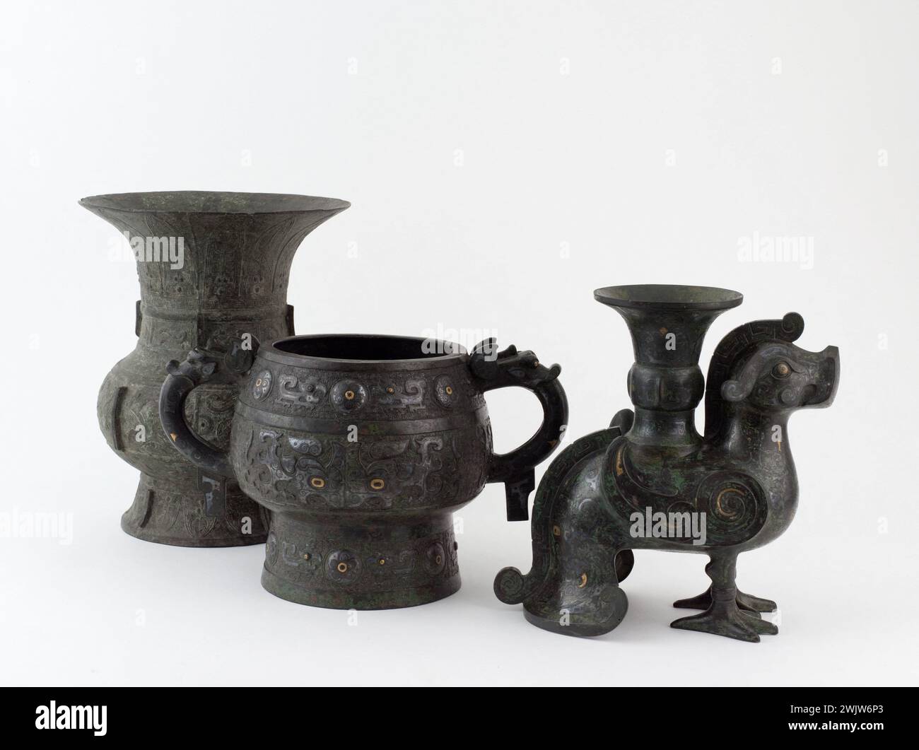 Vaso Zun / bruciato-scintillante / uccello stilizzato. Bronzo. Cina. Parigi, museo Cernuschi. 71127-17 Anse, arte cinese, bronzo, pennello per ustioni, motivi decorativi, stilizzare l'uccello, vaso zun Foto Stock