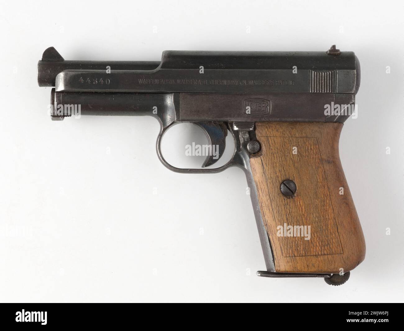 Armato. Pistola semi-automatica modello Mauser 1914 che equipaggiava la polizia tedesca durante le due guerre mondiali. Bronzé metallo, legno, 1914-1934. Museo generale Leclerc dell'Hauteclocque e della liberazione di Parigi, Museo Jean Moulin. 78980-9 arma, armamento, arma, marca Mauser, Mauser, modello 1914, metallo, pistola, polizia tedesca Foto Stock