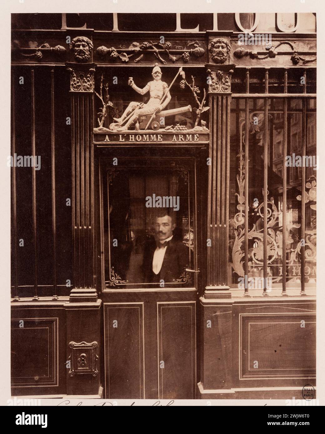 Atget, Eugène (Jean Eugène Auguste Atget, dit) (n.1857-02-12-D.1927-08-04), Cabaret de l'Homme Armed, rue des Blancs-Manteaux, IV arrondissement, Parigi. (Titolo fittizio), 1900. Disegnare su carta di albumina. Museo Carnavalet, storia di Parigi. Parigi, atget Foto Stock