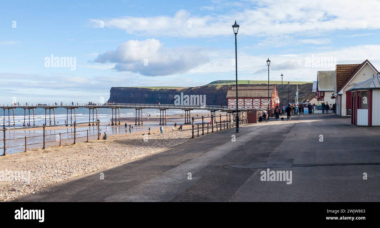 Una vista della spiaggia, del molo e del lungomare di Saltburn by the Sea, Inghilterra, Regno Unito Foto Stock