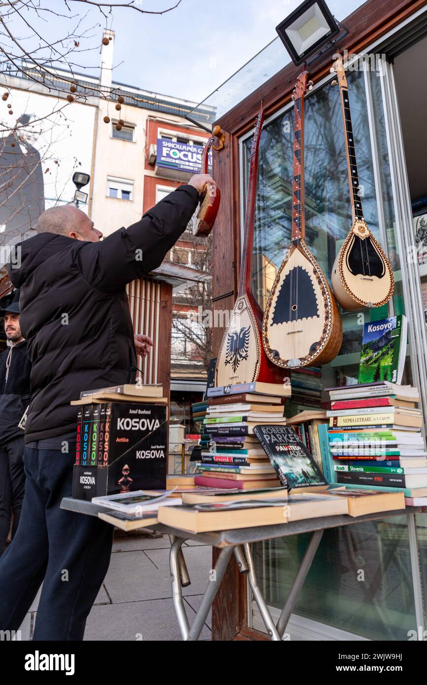 Pristina, Kosovo - 5 febbraio 2024: Tradizionale cifteli albanese, strumento folcloristico a doppia corda venduto in una libreria di Pristina, Kosova. Foto Stock