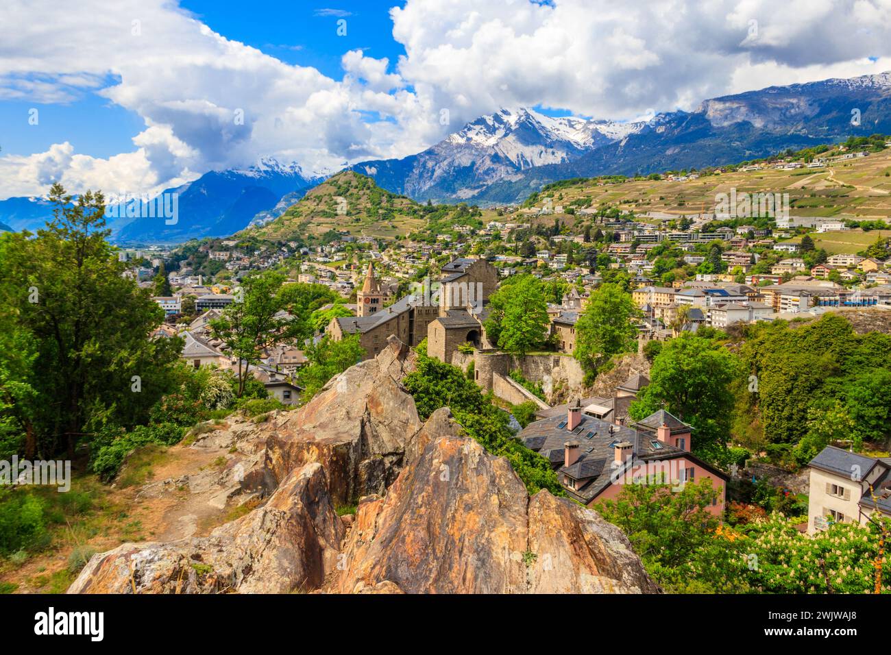 Vista panoramica da una collina sulla città di Sion e sulle Alpi svizzere nel Canton Vallese, Svizzera Foto Stock