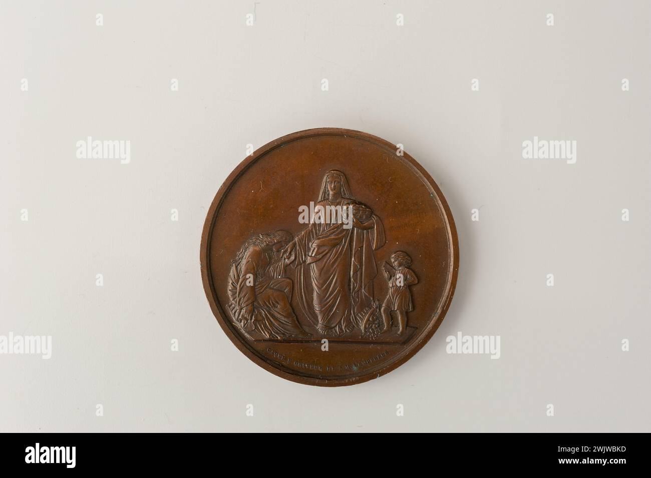 Museo Carnavalet, collezione di medaglie proprio nel campo della corona di quercia; gruppo di tre persone. Al centro, un corno di abbondanza ai suoi piedi, una donna distribuisce il contenuto del suo cesto a una seconda donna inclinata a sinistra. A destra, un bambino in piedi. Foto Stock