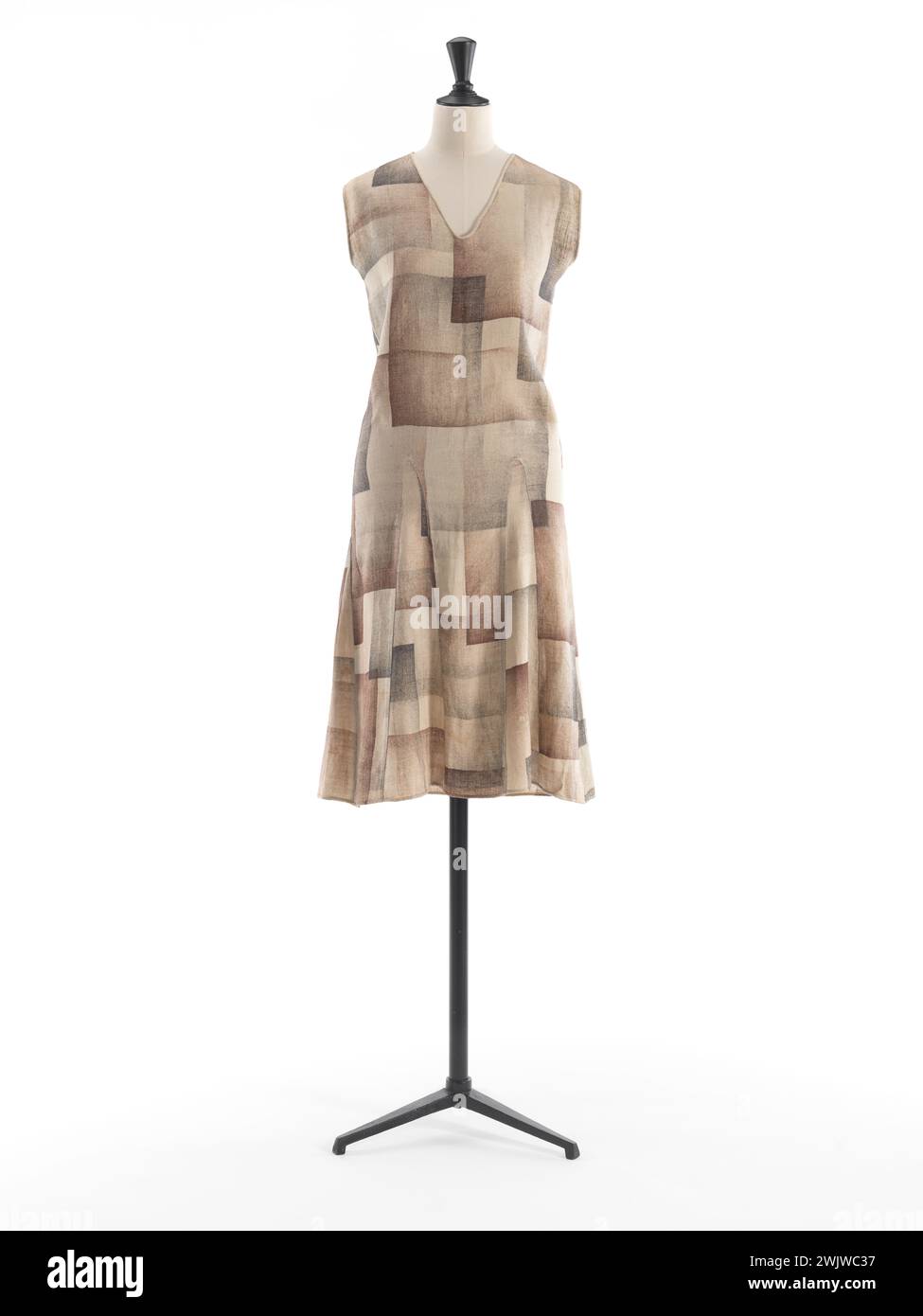 Dunand, Jean (N1877-03-20-D.1942-06-07), 1925. Tela beige Bise con decorazioni dipinte [? ] Grigio scuro e marrone. Palais Galliera, museo della moda della città di Parigi. Foto Stock