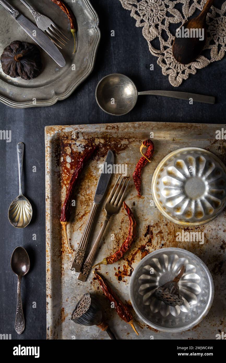 Vari oggetti della vecchia cucina su sfondo nero della lavagna. Spianatura piatta. Foto Stock
