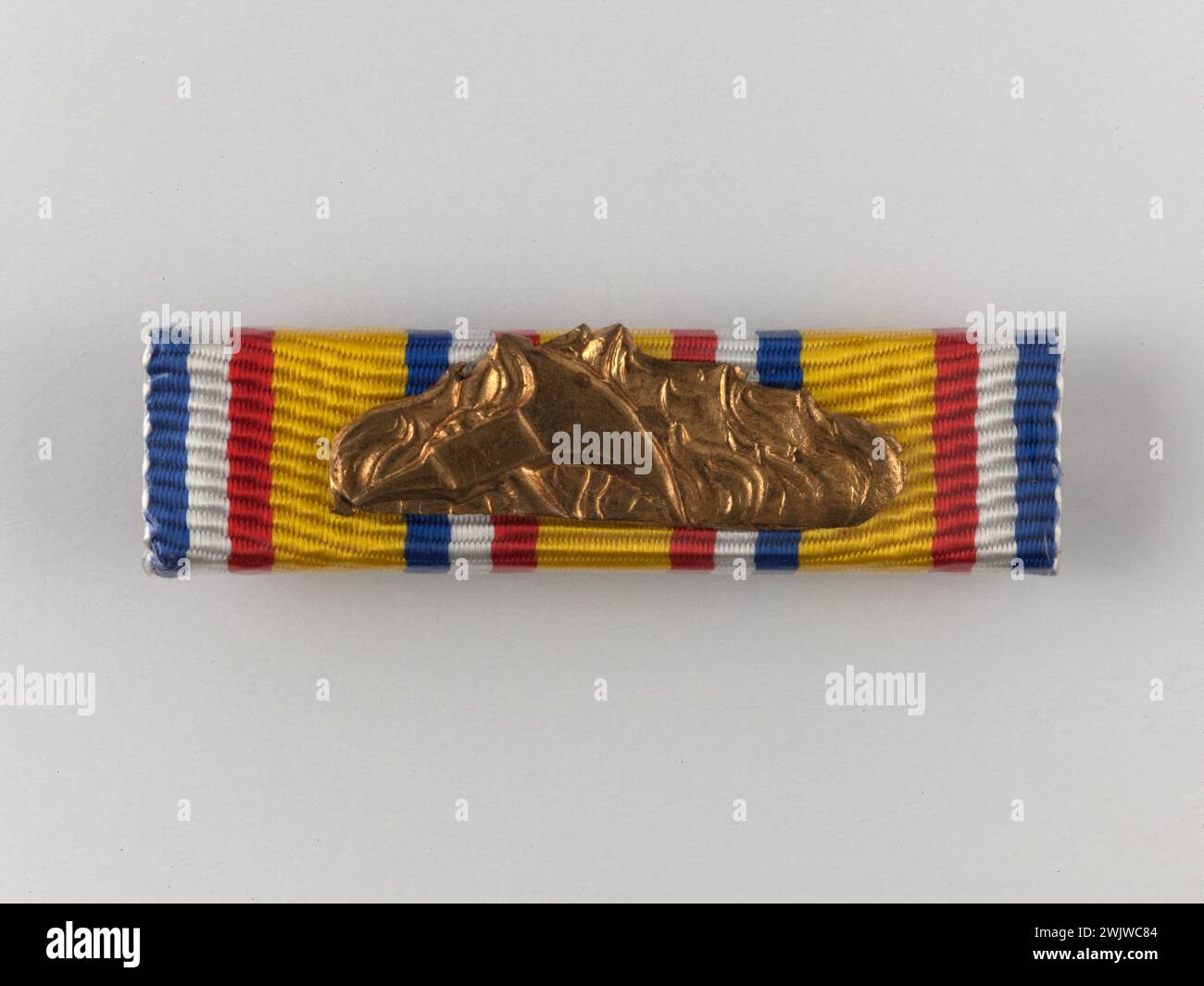 Richiamo della medaglia d'onore dei vigili del fuoco (graffetta con asse e fiamme: Vermeil 25 anni?). Tessuto, metallo, materiale plastico, 1945-1990. Museo generale Leclerc dell'Hauteclocque e della liberazione di Parigi, Museo Jean Moulin. Foto Stock