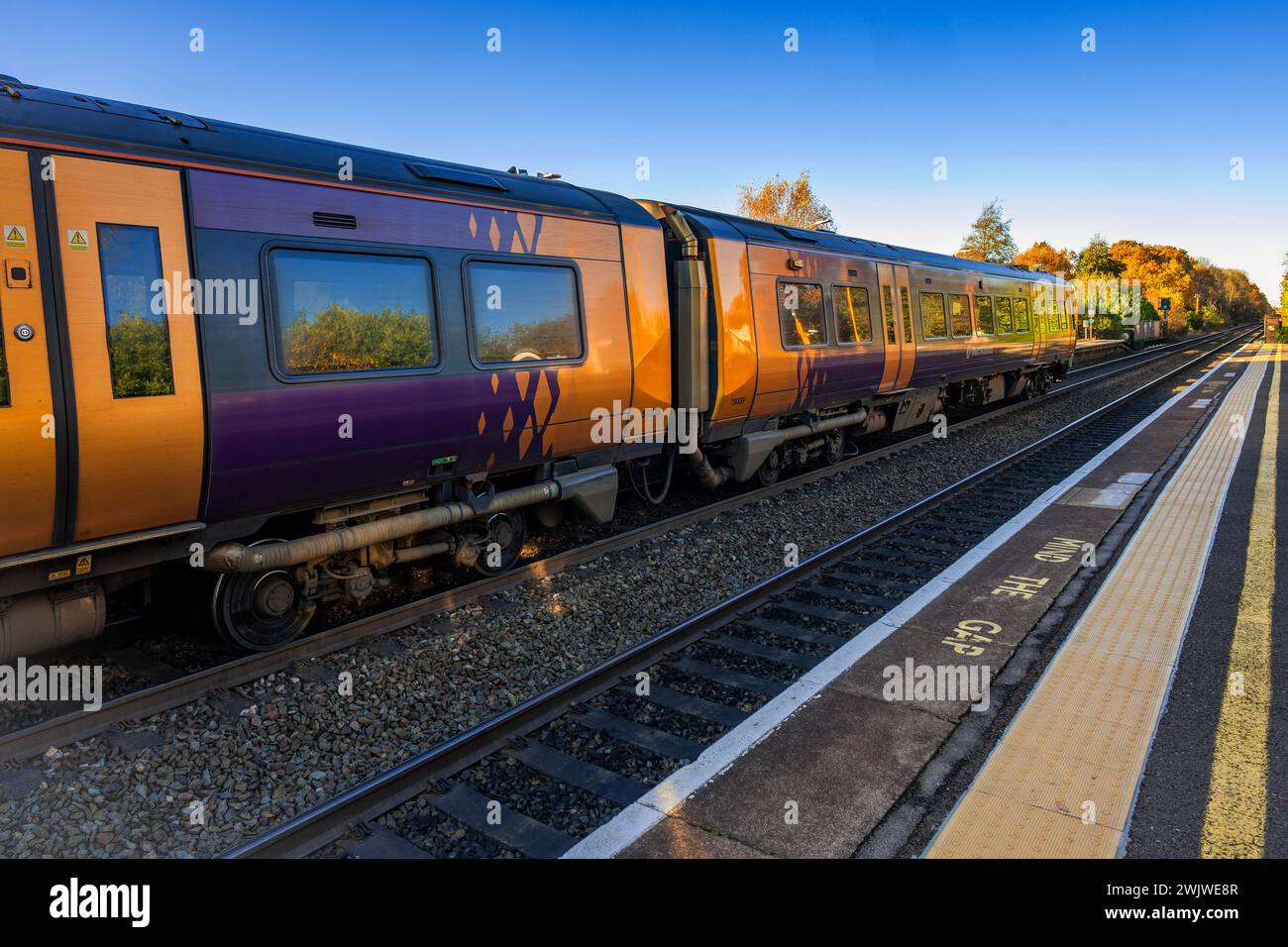 Stazione ferroviaria suburbana Commuter passeggeri diesel. Foto Stock