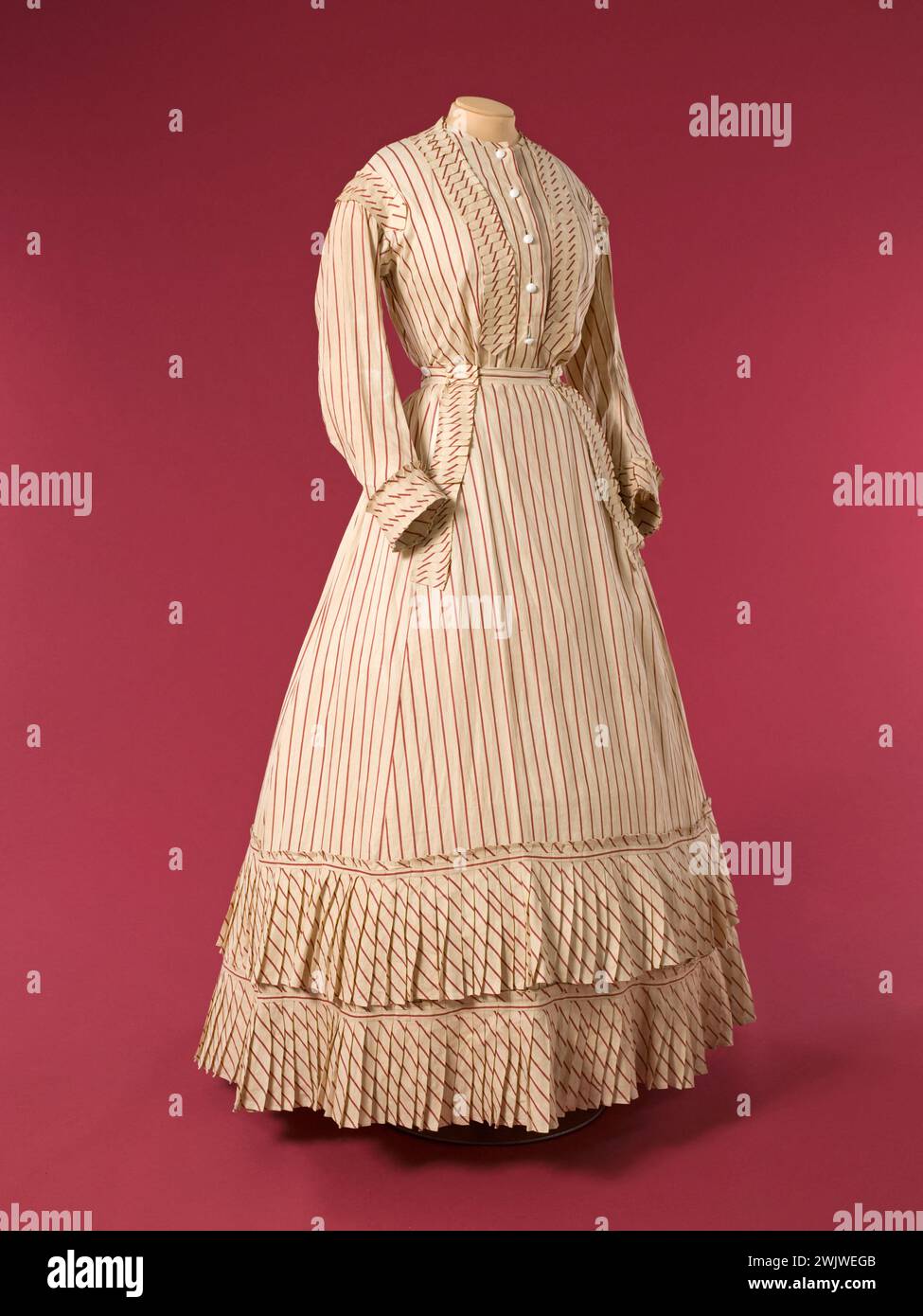 Set estivo. Tela di lino beige a righe rosse. 1868. Galliera, museo della moda della città di Parigi. Set estivo Set estivo, femminile, Red scratch, Second Empire, tela di lino beige, vestiti Foto Stock