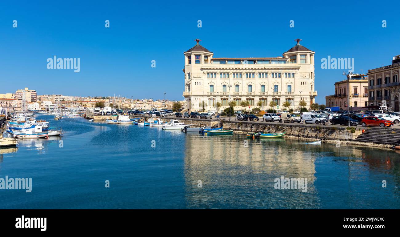 Siracusa, Sicilia, Italia - 16 febbraio 2023: Palazzo delle Poste con Ortea Hotel Autograph in piazza delle posta e porto di Siracusa Foto Stock