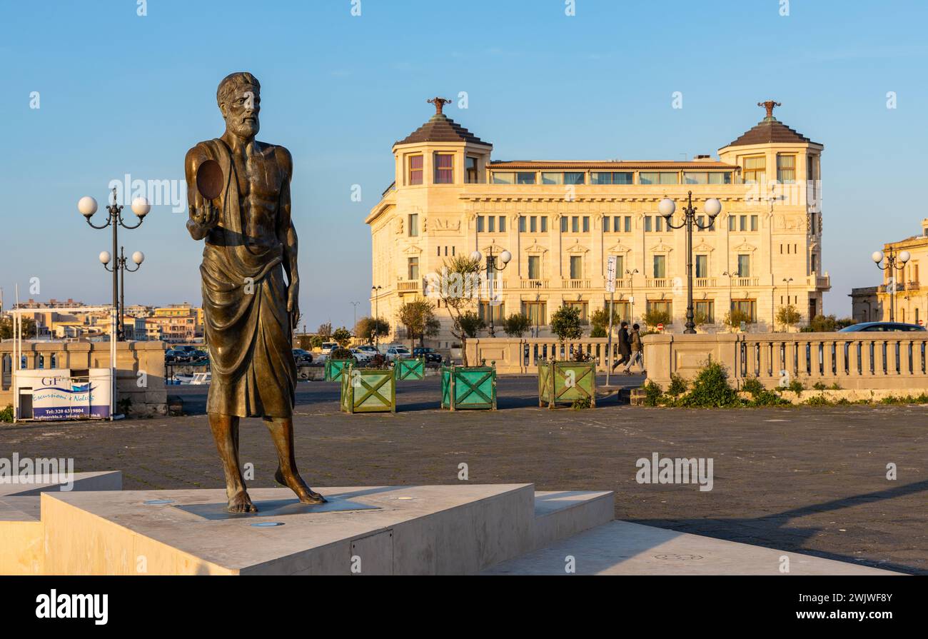 Siracusa, Sicilia, Italia - 16 febbraio 2023: Statua di Archimede di Pietro Marchese con progetto stomaco sul ponte Umbertino dell'isola di Ortigia Foto Stock