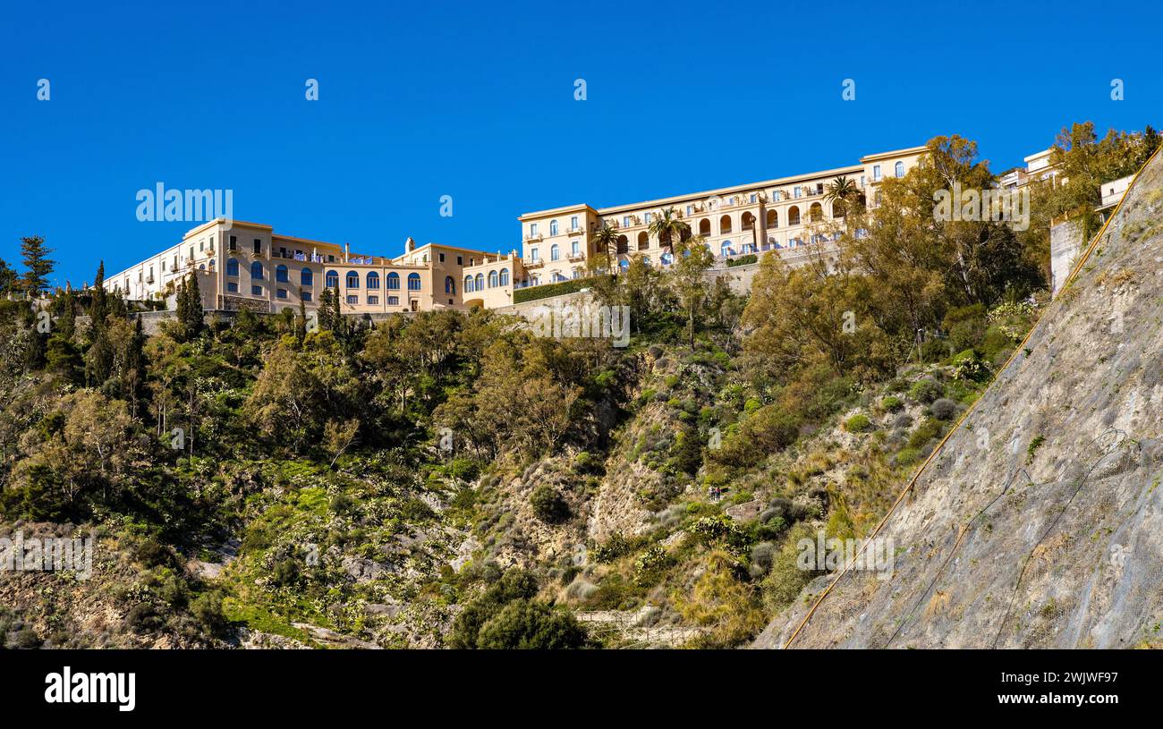 Taormina, Sicilia, Italia - 15 febbraio 2023: San Domenico Palace Four Seasons Palazzo Hotel sul versante della riva di Taormina sul Mar Ionio nella regione di Messina Foto Stock