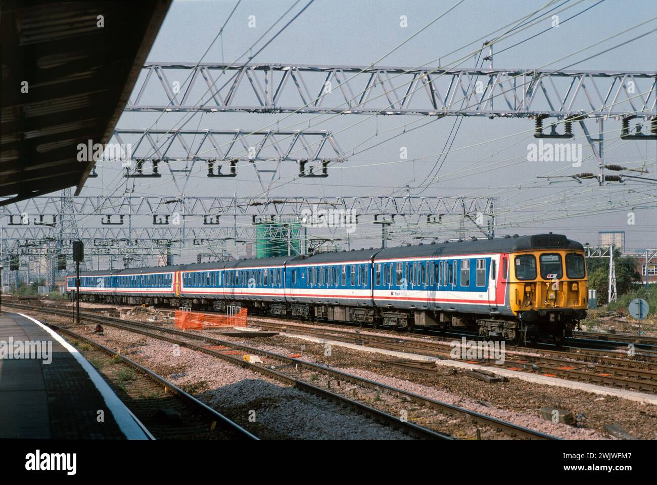 Un paio di unità multiple elettriche Classe 312 numeri 312714 e 312712 che operano in un servizio Network Southeast a Stratford il 21 luglio 1994. Foto Stock
