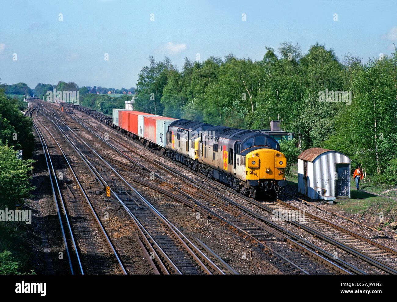 Un paio di locomotive diesel di classe 37 numeri 37079 e 37065 che lavoravano su un freightliner leggermente caricato a Worting Junction il 5 giugno 1993. Foto Stock Un paio di locomotive diesel di classe 37 numeri 37079 e 37065 che lavoravano su un freightliner leggermente caricato a Worting Junction il 5 giugno 1993. Foto Stock