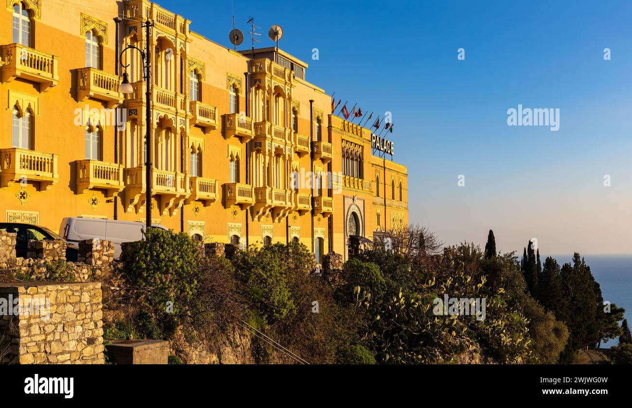 Taormina, Sicilia, Italia - 15 febbraio 2023: Excelsior Palace Four Seasons Palazzo Hotel sulla riva di Taormina sul Mar Ionio nella regione Sicilia di Messina Foto Stock