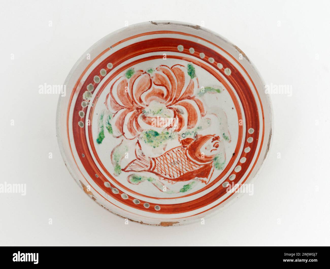Cup". Ceramica. Cina, Dinastia dei Song. Parigi, Museo Cernuschi. 72685-42 Cinese, bianco, arte ceramica, taglio, canto, fiori, pesci, rossi, verdi, arancioni Foto Stock