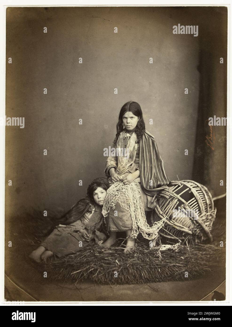 Due bambini seduti davanti: Uno su un fagotto di legno e l'altro su uno sgabello, 1862-1865. Tassa sulla carta all'albumina. Fotografia di Edmond Bacot (1814-1875). Parigi, casa di Victor Hugo. Due bambini seduti davanti: Uno su un legno fag e l'altro su uno sgabello Albumin Paper, un fascio di bastoncini, bambino, prova, legno di fagot, carta all'albumina, bambina, stampa, sgabello, sgabello, giovane ragazza, bambino, scena Foto Stock