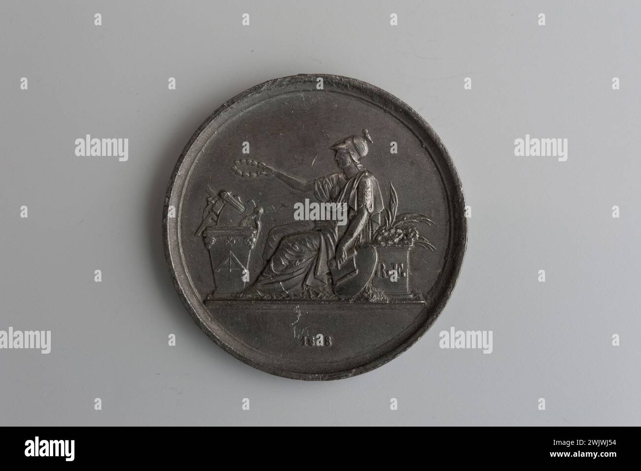 Museo Carnavalet, collezione di medaglie registrazione destra su quattro righe; Minerva drappeggiato e elmetto sul retro a sinistra, tenendo una corona nella mano sinistra sulle ginocchia e offrendo un'altra dalla mano destra. Dietro di lei, un altare decorato con ghirlande sostiene palme e corone. Di fronte a lei, una base incisa con un livello è sormontata da oggetti (strato di lecchino, livello di uguaglianza). Foto Stock