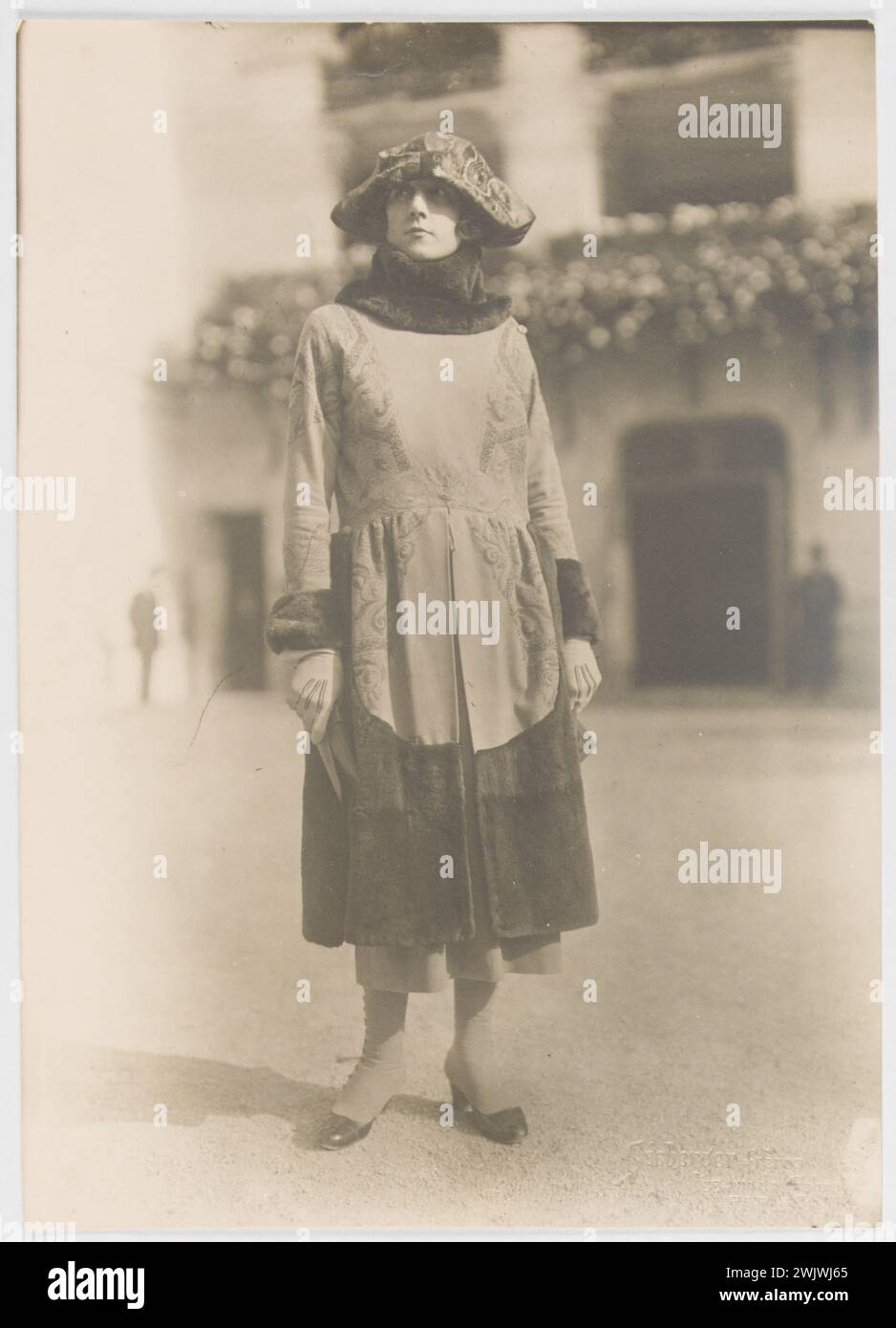 Ottimo, Paul. "I dors manichino nelle corse, in un abito stampato con motivi floreali e linee, cintura, cappello, guanti e tasca, accanto ad un altro manichino in un cappotto stampato con fiore sul petto, cappello, guanti e tasca, casa Agnès". Si è sviluppato un disegno gelatino-argentic. 1926. Galliera, museo della moda della città di Parigi. 202248-17 Foto Stock