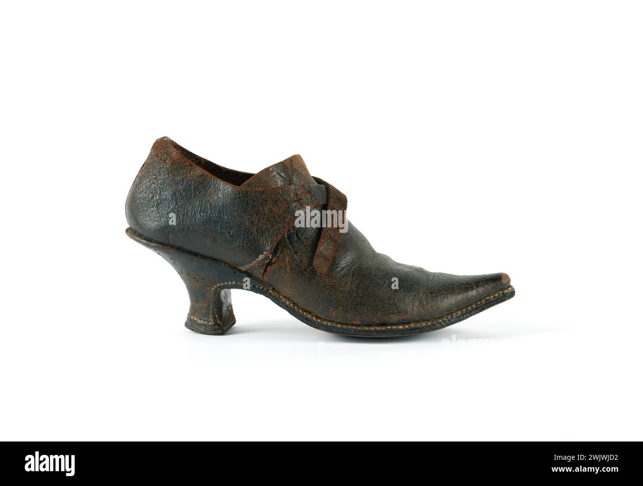 Anonimo, scarpa, 1740. Pelle marrone con bordi in pelle più leggera. Palais Galliera, museo della moda della città di Parigi. Foto Stock