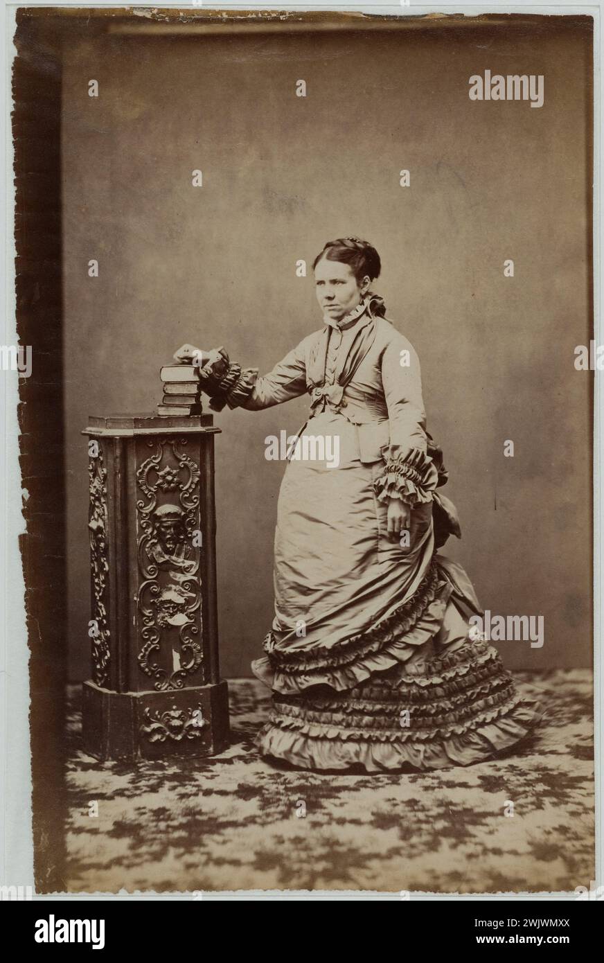 MADAME IRMA SIMON MODELLO. 1870-1875. Fotografia anonima. Galliera, museo della moda della città di Parigi. 60251-20 colonna, donna, moda femminile, MADAME IRMA SIMON modella, in piedi, secondo impero, XIX secolo, vestito, bagno Foto Stock