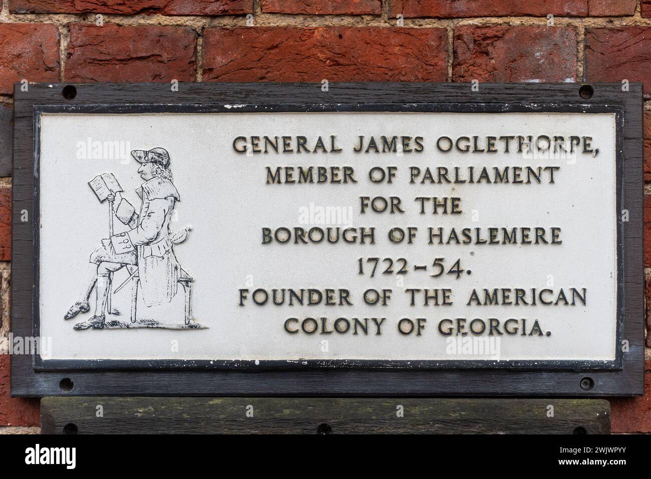 Targa commemorativa sul municipio di Haslemere che ricorda il generale James Oglethorpe, membro locale del parlamento e fondatore della colonia americana della Georgia Foto Stock