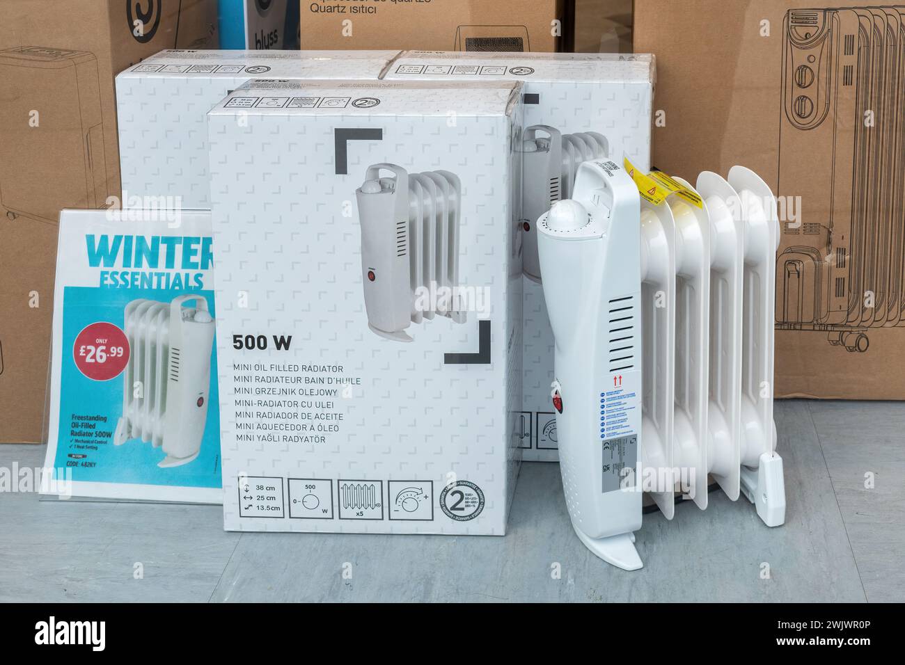 Mini radiatori a olio per radiatori e riscaldatori in vendita esposti in vetrina Foto Stock