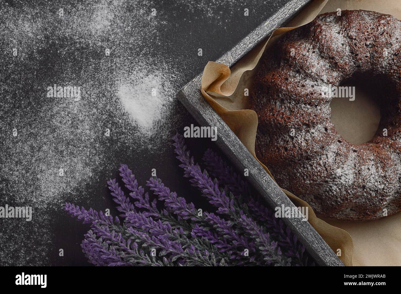 torta e farina su sfondo scuro. Panetteria, pane, dolci al forno, torte e biscotti di pasticceria. Cibo fatto in casa. Copia spazio. Vista dall'alto e disposizione piatta. Foto Stock