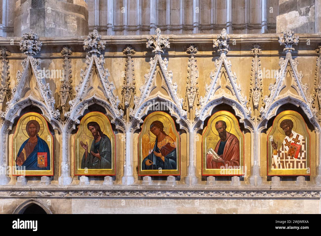 Le icone nel retro-Coro della Cattedrale di Winchester, Hampshire, Inghilterra, Regno Unito, icone della fine del XX secolo di Sergei Fyodorov, tra cui Saint Swithun Foto Stock