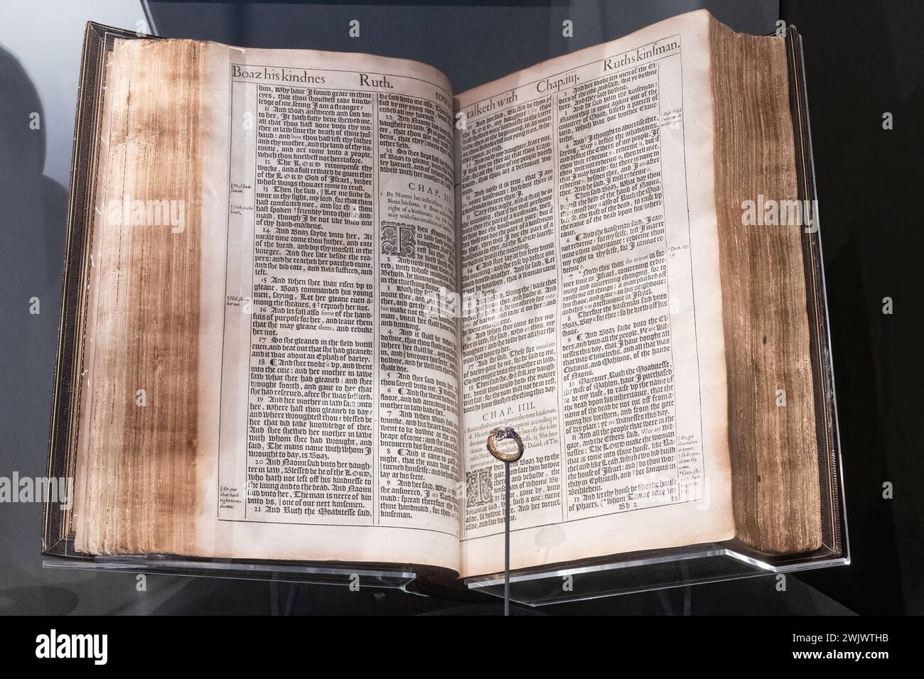 La Bibbia di re Giacomo in mostra alla Cattedrale di Winchester nella mostra Kings and Scribes, Hampshire, Inghilterra, Regno Unito Foto Stock
