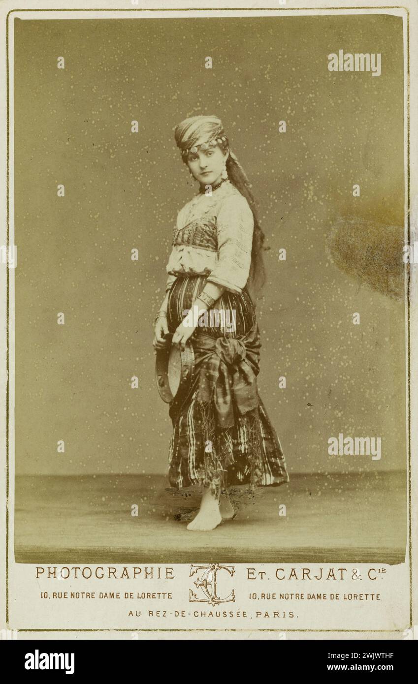 Alice Lody nel ruolo di Esmeralda, in "Notre-Dame de Paris" di Paul Foucher, secondo il romanzo di Victor Hugo, all'Théâtre des Nations (oggi teatro della città). Parigi (ivème arr.), 7 giugno 1879. Tassa sulla carta all'albumina. Fotografia di Etienne Carjat (1828-1906). Parigi, casa di Victor Hugo. 76325-14 attore francese, atteggiamento teatrale, comico francese, costume di scena, ritratto del piede, XIX XIX XIX XIX XIX XIX secolo Foto Stock