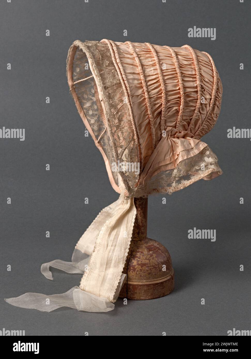 Cappuccio in nastri di rose congelato su una montatura metallica, un passaggio in pizzo e tulle; due nastri beige. Taffeta di seta rosa, metallo ferroso, tela di cotone, pizzo meccanico di seta, tulle di seta, taffeta di seta beige. Intorno al 1845. Galliera, museo della moda della città di Parigi. Coperchio, colore rosa, pizzo meccanico, nastro, seta, taffeta di seta, tela di cotone, tulle, 19 19 19 19 19 19 19 19° secolo, cappello Foto Stock Cappuccio in nastri di rose congelato su una montatura metallica, un passaggio in pizzo e tulle; due nastri beige. Taffeta di seta rosa, metallo ferroso, tela di cotone, pizzo meccanico di seta, tulle di seta, taffeta di seta beige. Intorno al 1845. Galliera, museo della moda della città di Parigi. Coperchio, colore rosa, pizzo meccanico, nastro, seta, taffeta di seta, tela di cotone, tulle, 19 19 19 19 19 19 19 19° secolo, cappello Foto Stock