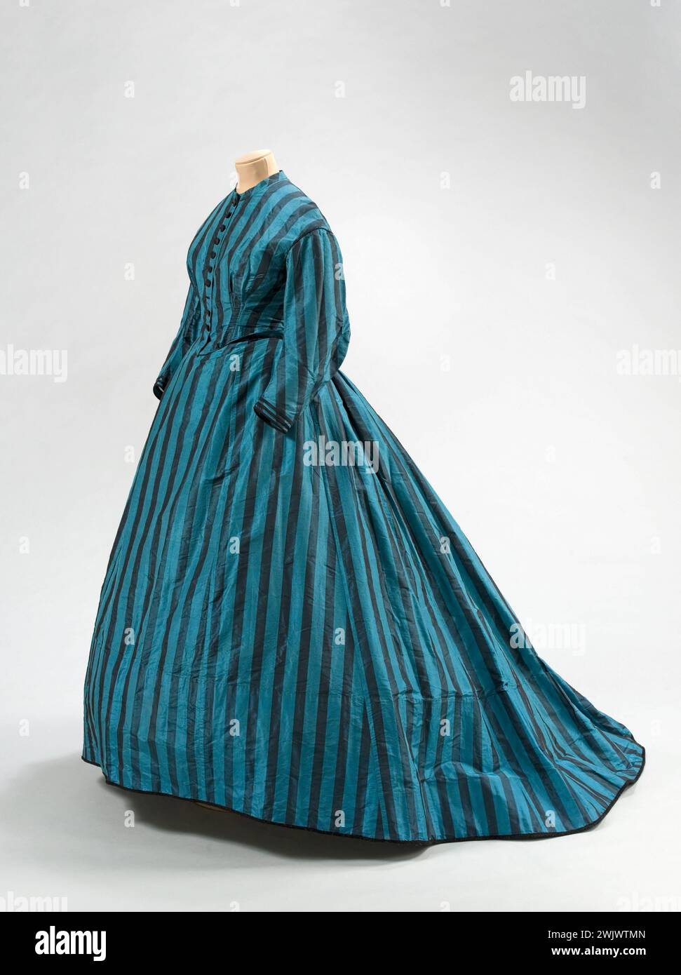 Abito da città. Seta taffeta a righe blu e nera. 1865. Galliera, museo della moda della città di Parigi. Cilindri (tessuto stampato). Blu, nero, abito da città, secondo impero, razze di seta taffeta Foto Stock