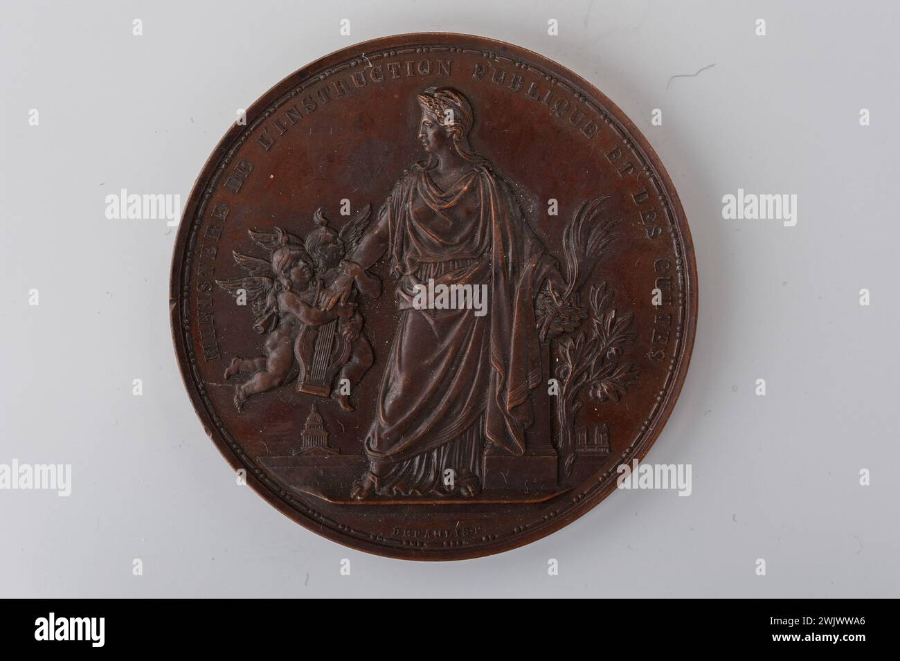 Museo Carnavalet, collezione di medaglie a destra la Liberté in piedi a sinistra tenendo corone e palme nella mano sinistra, accoglie due geni con la mano destra portando una lira; registrazione inversa su cinque righe. Foto Stock