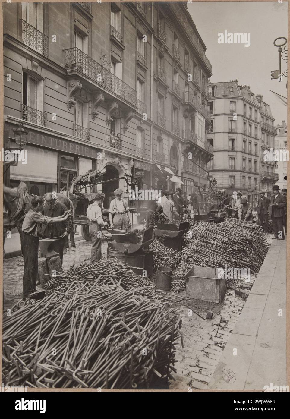 Guerra 1914-1918. Forge mobili installate in rue Lacépède. Parigi (5arr.), settembre 1914. Fotografia di Godefroy Ménanteau. Parigi, museo Carnavalet. 78007-6 Arrondissement, team, store, carrier, chiave, cavallo, commercio, pila, incudine, bambino, marca, fucina mobile, fabbro, fabbro, ragazzo, grande guerra, persona di gruppo, guerra 14-18, guerra 1914-1918, uomo, installa , negozio, metallizzato, batteria, prima guerra mondiale, rue lacepede, secchio, tintura, stelo metallico, 5° 5° 5°, animale Foto Stock