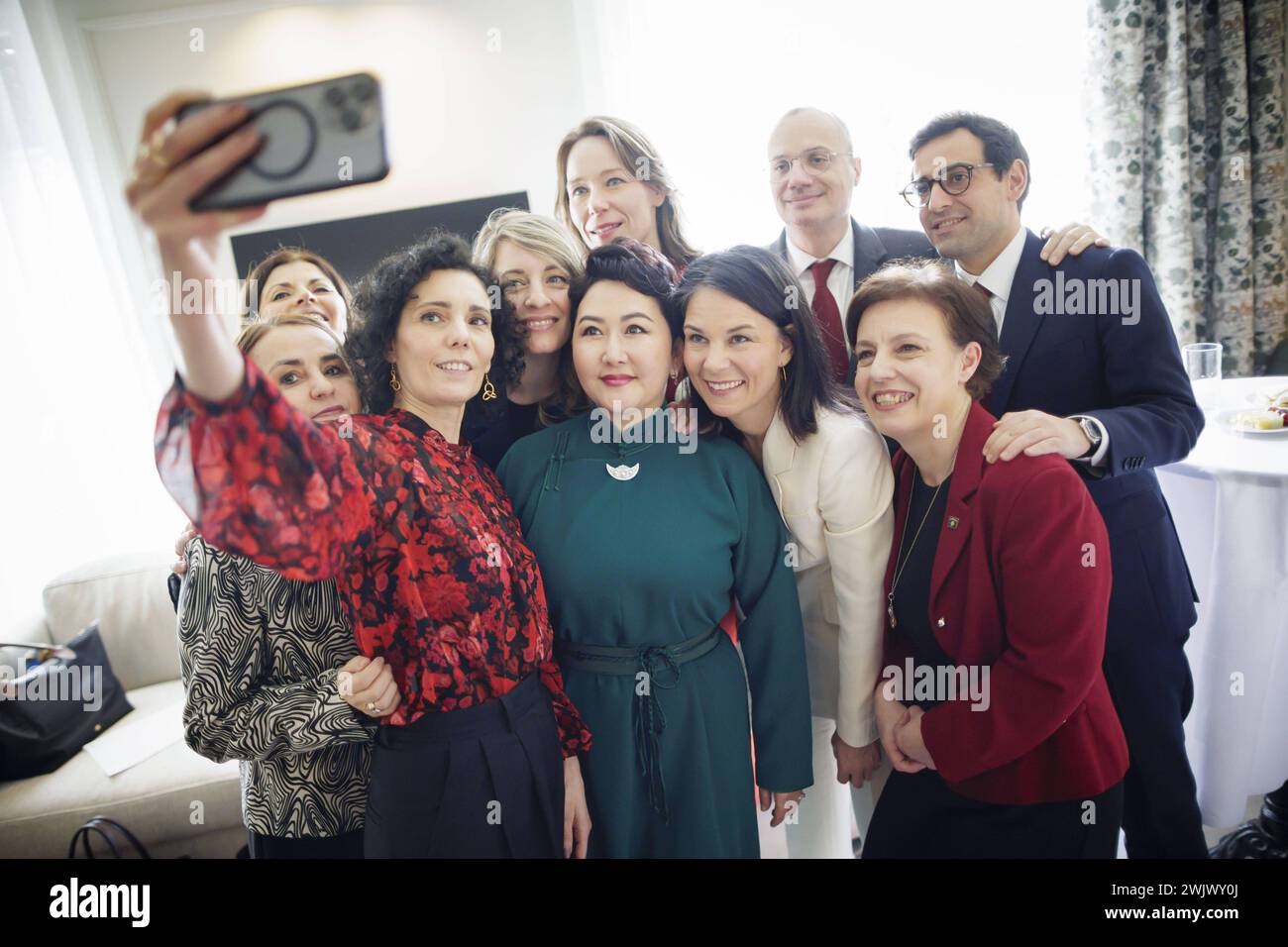 60. Muenchner Sicherheitskonferenz. öÄÃ Feminist Foreign Policy Network öÄÃ auf Einladung von Annalena Baerbock Buendnis 90/die Gruenen, Bundesaussenministerin, und Melanie Joly, Aussenministerin von Kanada. Monaco, 17.02.2024. Fotografiert im Auftrag des Auswaertigen Amtes Muenchen Deutschland *** 60 Munich Security Conference öÄÃ Feminist Foreign Policy Network öÄÃ su invito di Annalena Baerbock Buendnis 90 Die Gruenen , Ministro federale degli esteri, e Melanie Joly, Ministro degli Esteri del Canada Monaco, 17 02 2024 fotografato per conto del Ministero federale degli Esteri Monaco Germania Copyr Foto Stock