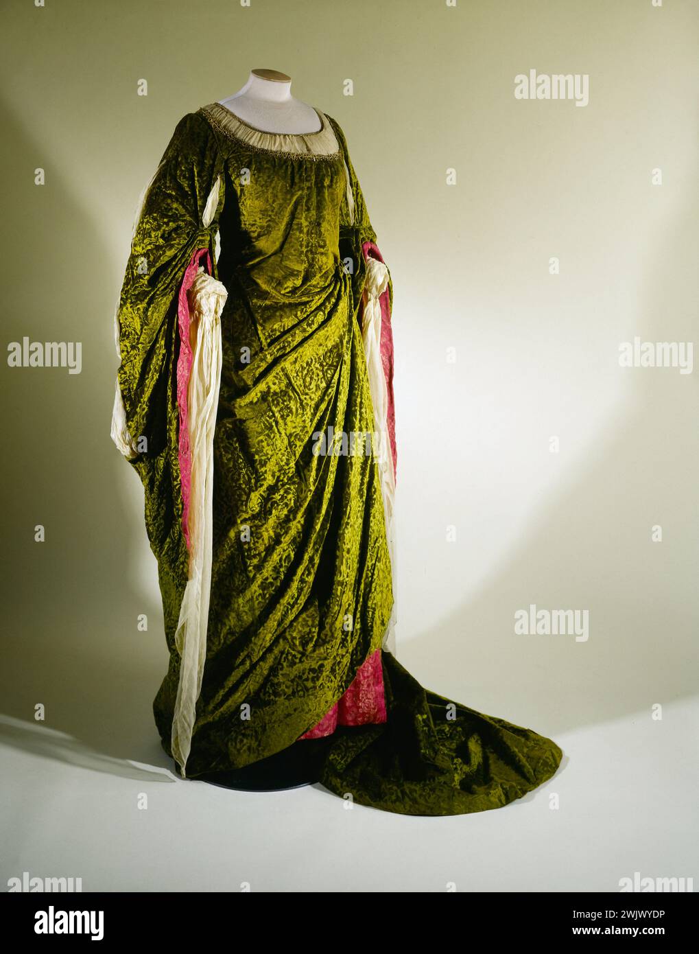 Lucrèce Borgia ', abito in velluto verde con gonna in seta dorata oro (vista tre quarti a sinistra), 1918. Galliera, museo della moda della città di Parigi. Costume da scena, femminile, donna, seta rossa, velluto, verde, stanza, vestito Foto Stock