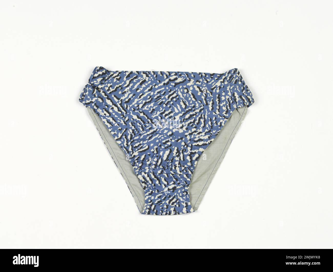 Leras, 1930, tela di cotone stampata con strisce bianche e nere su sfondo blu lavanda. Fodera in tela di cotone grigio, Palais Galliera, museo della moda della città di Parigi. Foto Stock