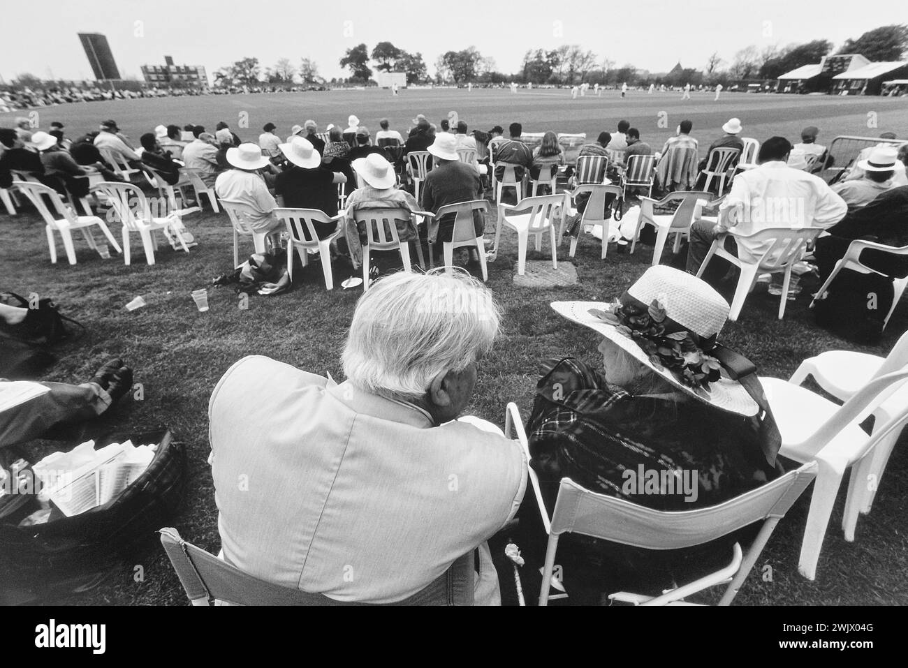 Spettatori anziani di cricket che guardano una partita all'Horntye Park di Hastings. East Sussex. Inghilterra. REGNO UNITO. 7 maggio 2000 Foto Stock
