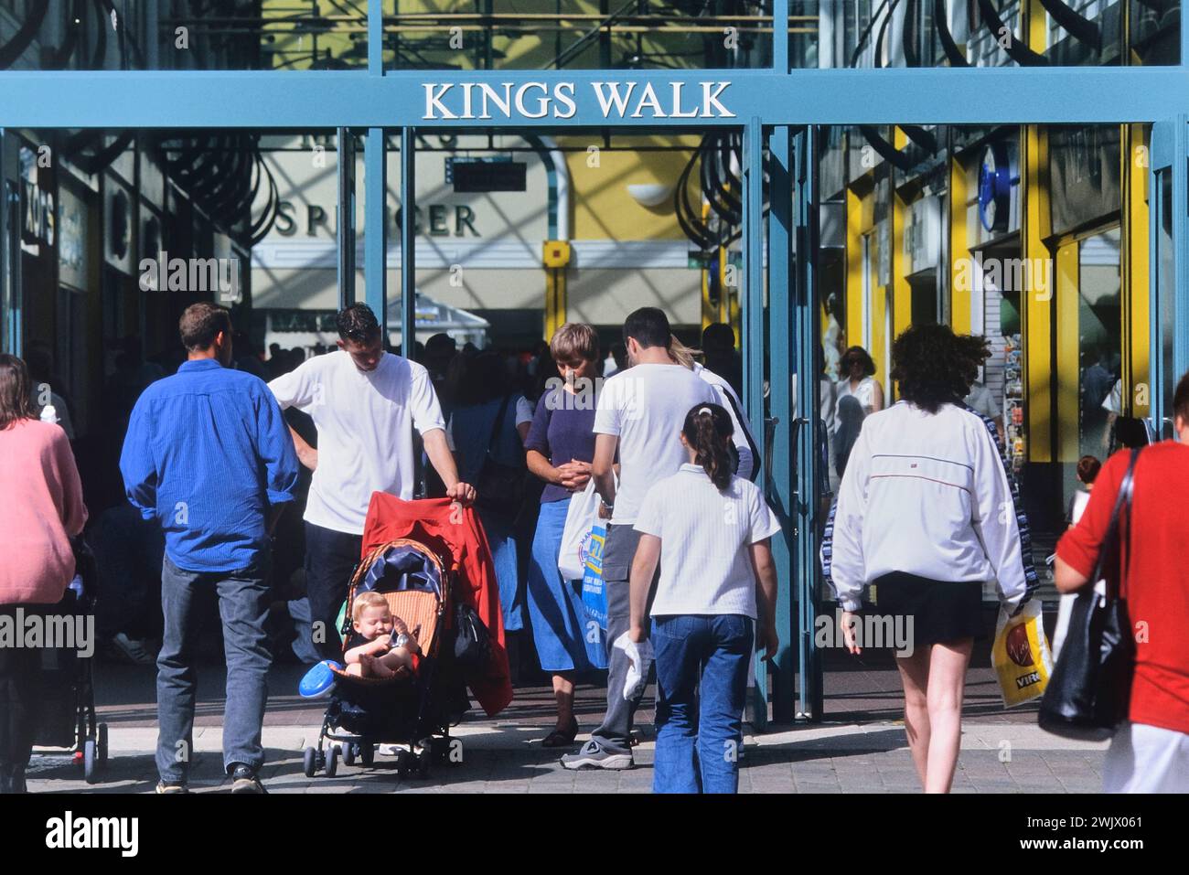 Gli amanti dello shopping al Priory Meadow Shopping Centre, Hastings, East Sussex, Inghilterra, Regno Unito. Circa 1990 anni Foto Stock