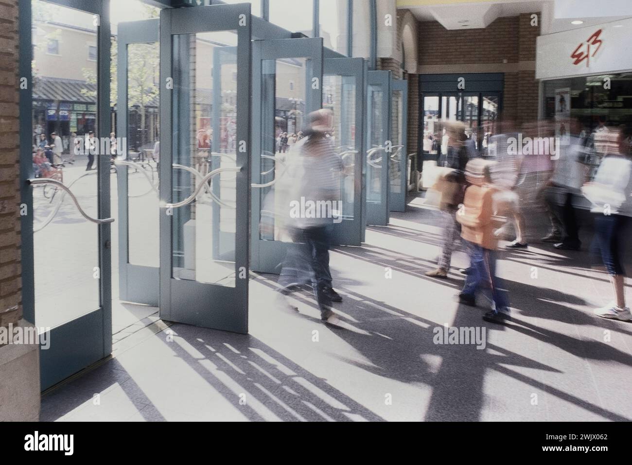 Gli amanti dello shopping al Priory Meadow Shopping Centre, Hastings, East Sussex, Inghilterra, Regno Unito. Circa 1990 anni Foto Stock