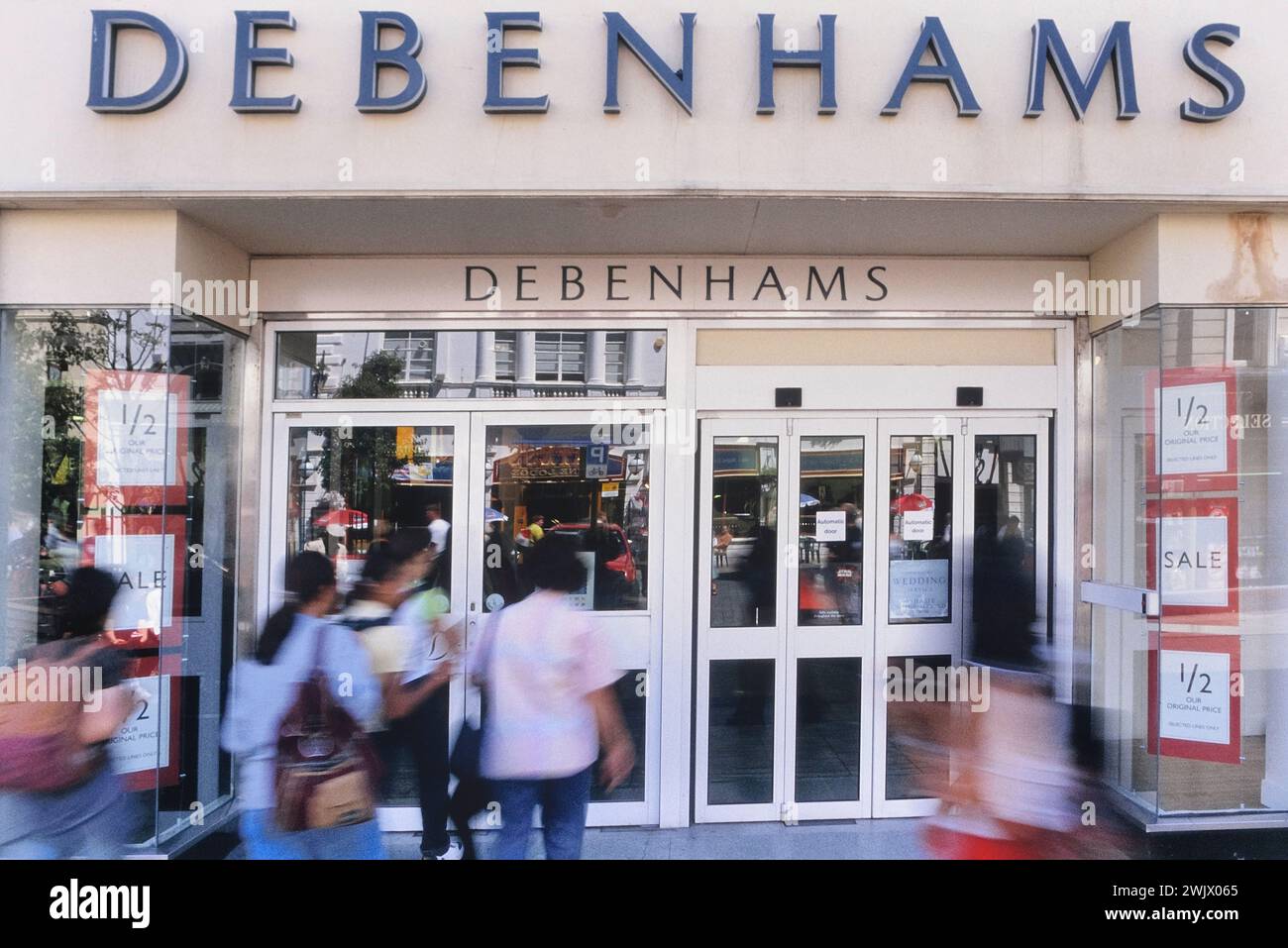 Gli amanti dello shopping che entrano a Debenhams a Hastings, East Sussex, Inghilterra. Foto Stock