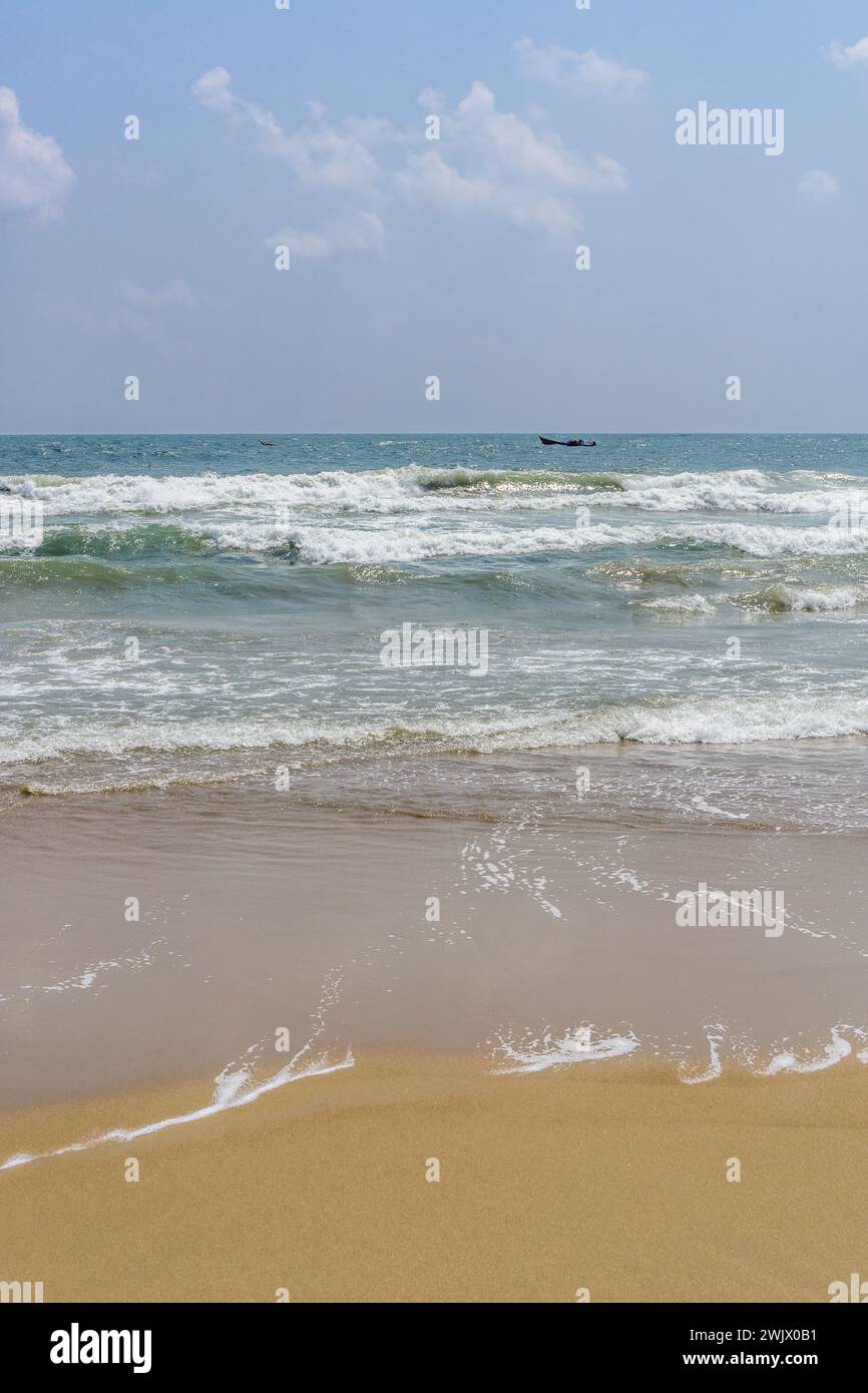 La splendida spiaggia Marina di Chennai, India, con 2 barche da pesca in acqua. Foto Stock
