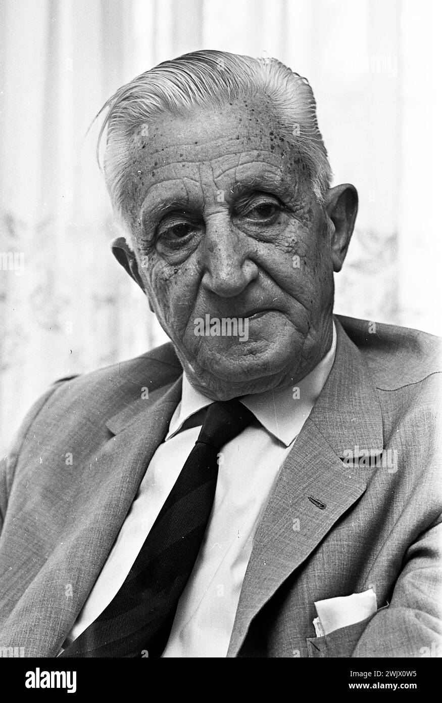 Arturo Umberto Illia, politico ed ex presidente argentino, nella sua casa di Buenos Aires, 12 febbraio 1969. Foto Stock