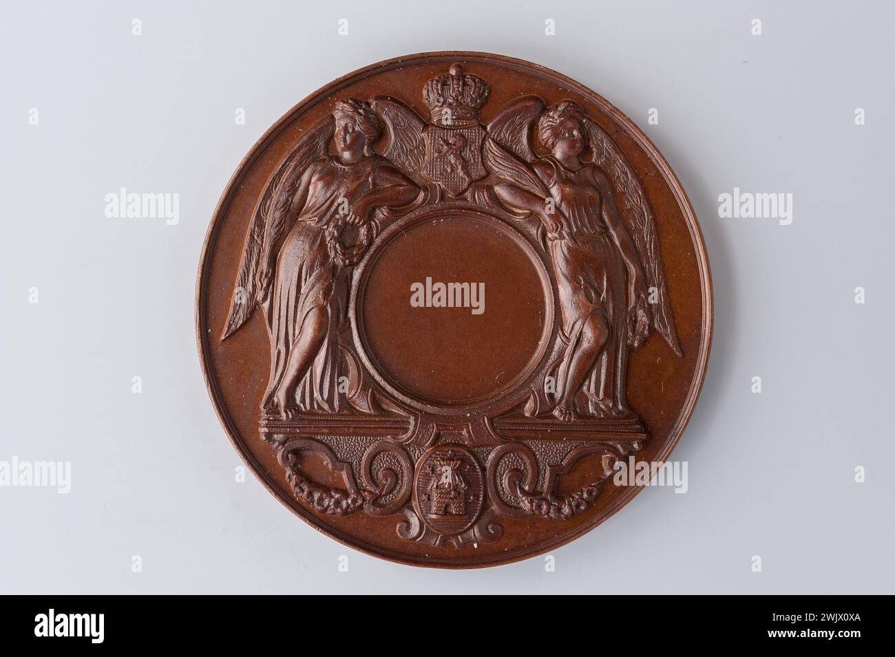 Museo Carnavalet, collezione di medaglie proprio due rinomate corone e palme, che incorniciano un medaglione sormontato da uno scudo con le braccia del Belgio; registrazione inversa su sette righe in una corona di alloro e foglie di quercia. Foto Stock