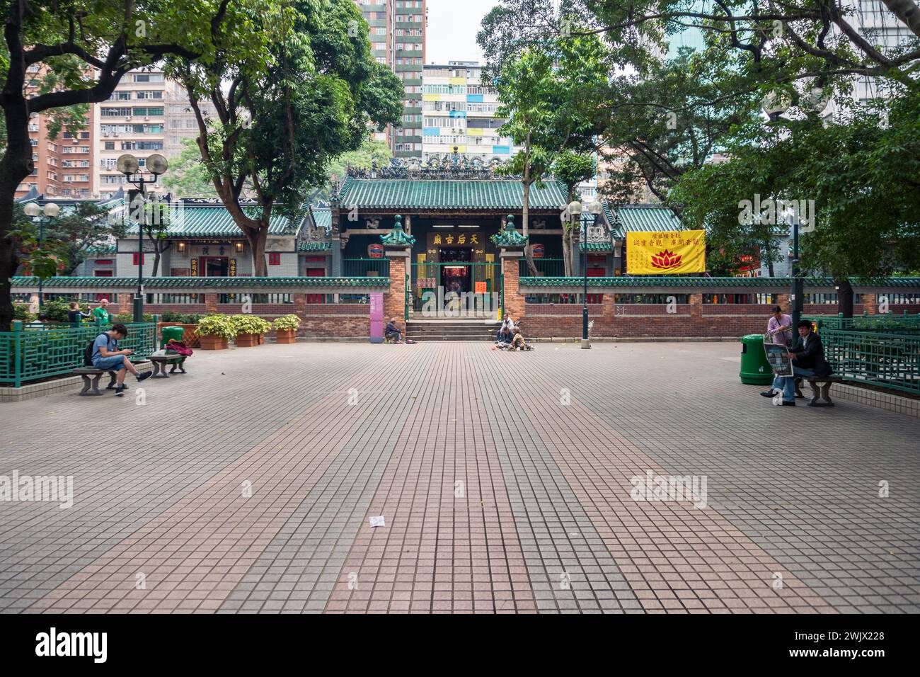 Hong Kong, 27 marzo 2019: Persone di fronte all'ingresso del Tempio di Tin Hau a Hong Kong durante una giornata di sole Foto Stock