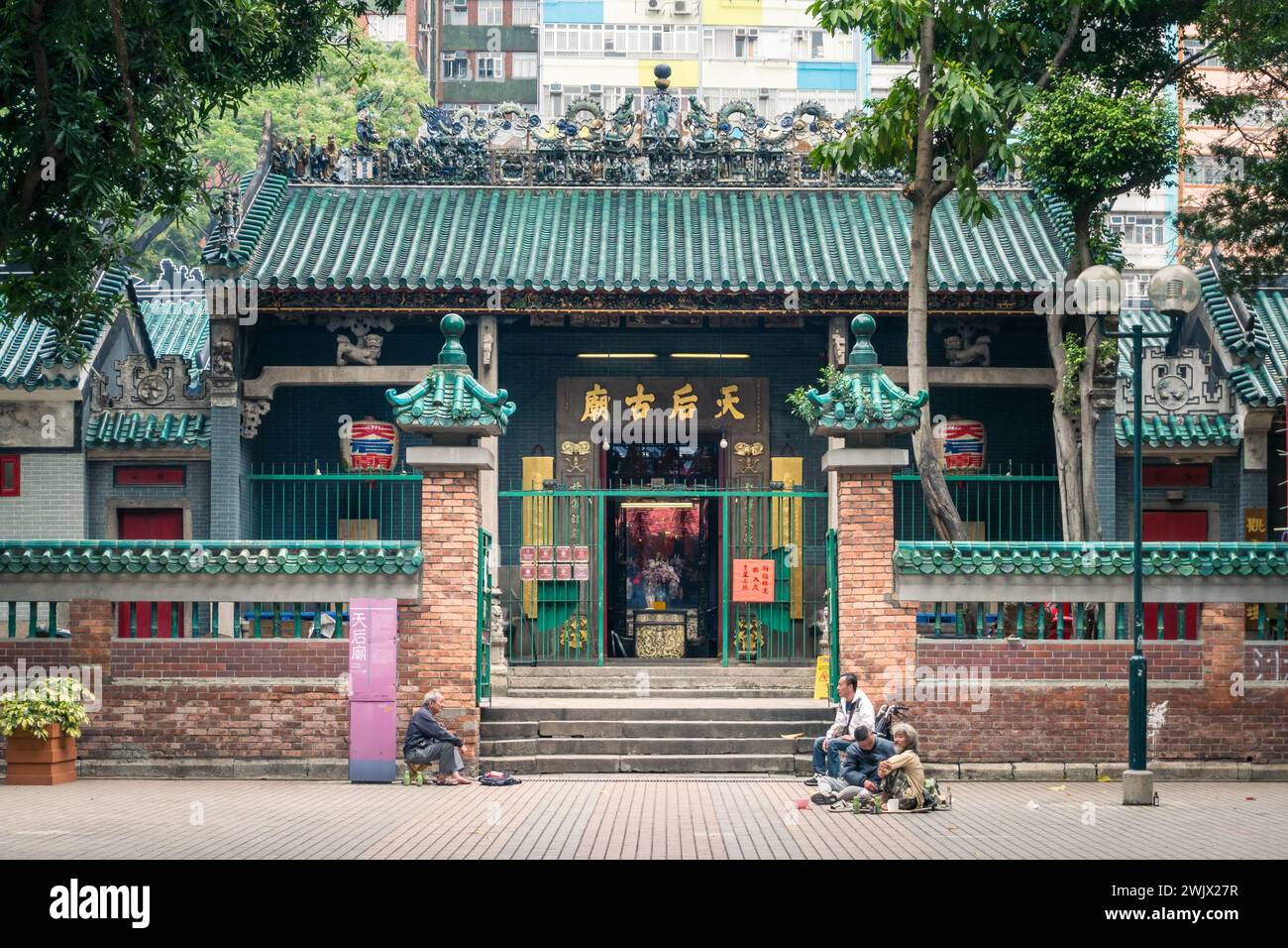 Hong Kong, 27 marzo 2019: Persone di fronte all'ingresso del Tempio di Tin Hau a Hong Kong durante una giornata di sole Foto Stock