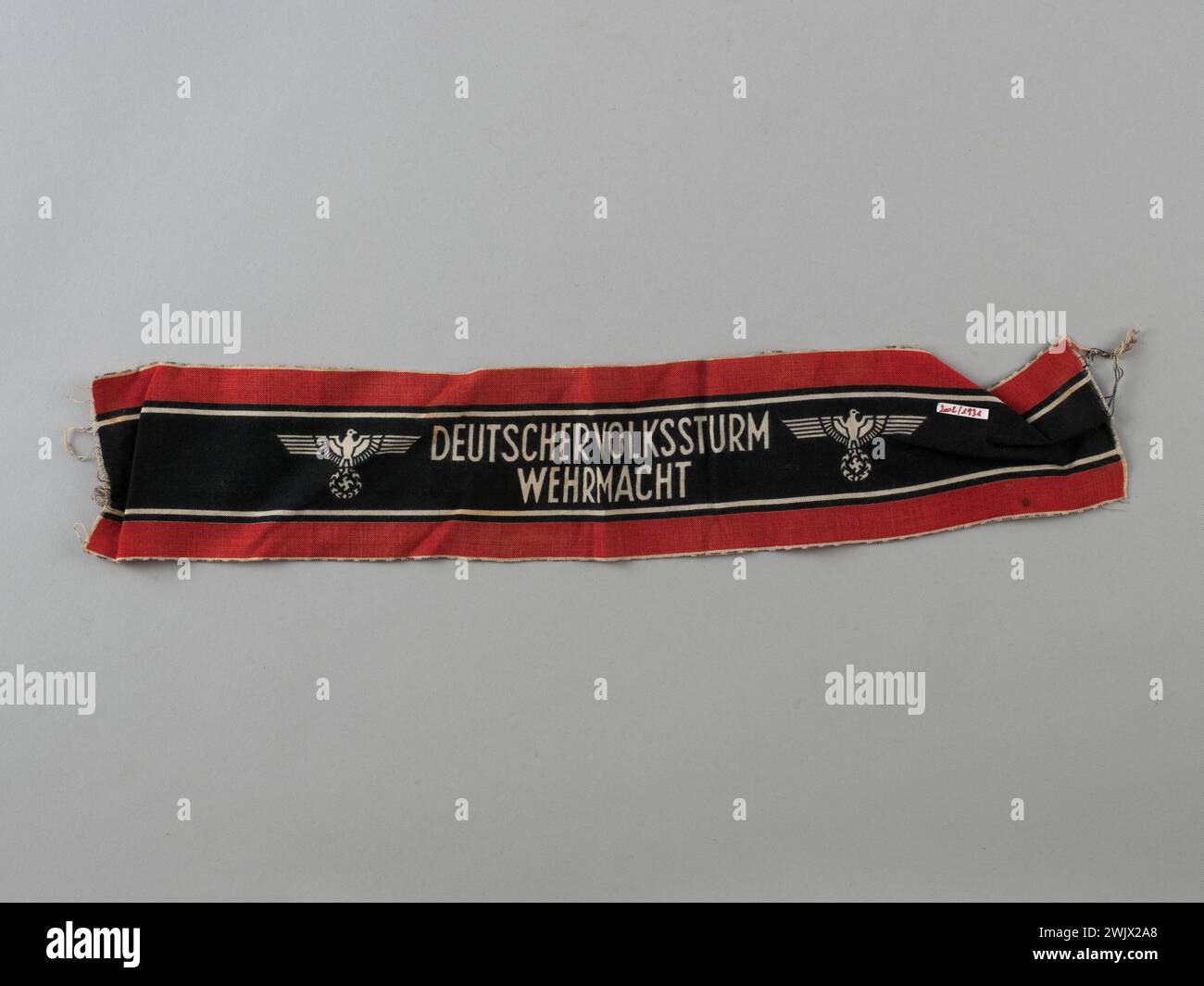 Guerra 1939-1945. Brassard "Deutscher Volkssturm Wehrmacht". Museo generale Leclerc dell'Hauteclocque e della liberazione di Parigi, Museo Jean Moulin. 75313-15 esercito tedesco, brassard, cross range, emblema, equipaggiamento militare, guerra 1939-1945 39-45, iIieme 3rd Reich, Milizia del popolo, oggetto, seconda guerra mondiale, simbolo nazista, tre Reich, Volkssturm, Wehrmacht Foto Stock