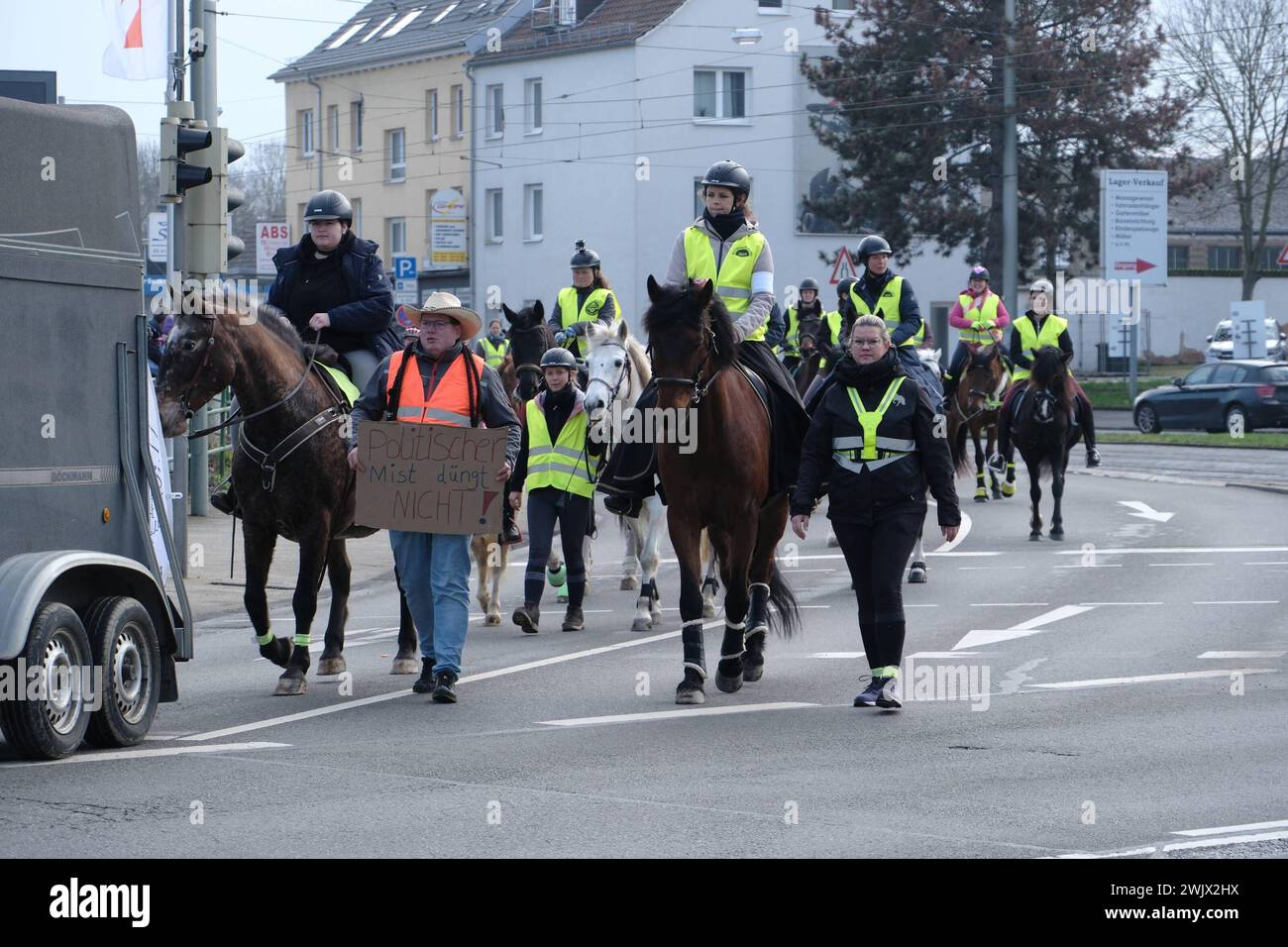 17.02.2024 xkhx Kassel Unter dem motto Pferdehaltung muss bezahlbar bleiben demonstrieren Reiter, Tierschützer Einrichtungen, Pädagogische, Pferdehalter ecc mit ihren Pferden *** 17 02 2024 xkhx Kassel Riders, istituzioni educative, attivisti per i diritti degli animali, proprietari di cavalli, ecc. dimostrare con i loro cavalli sotto il motto tenuta dei cavalli deve rimanere accessibile. KH Foto Stock