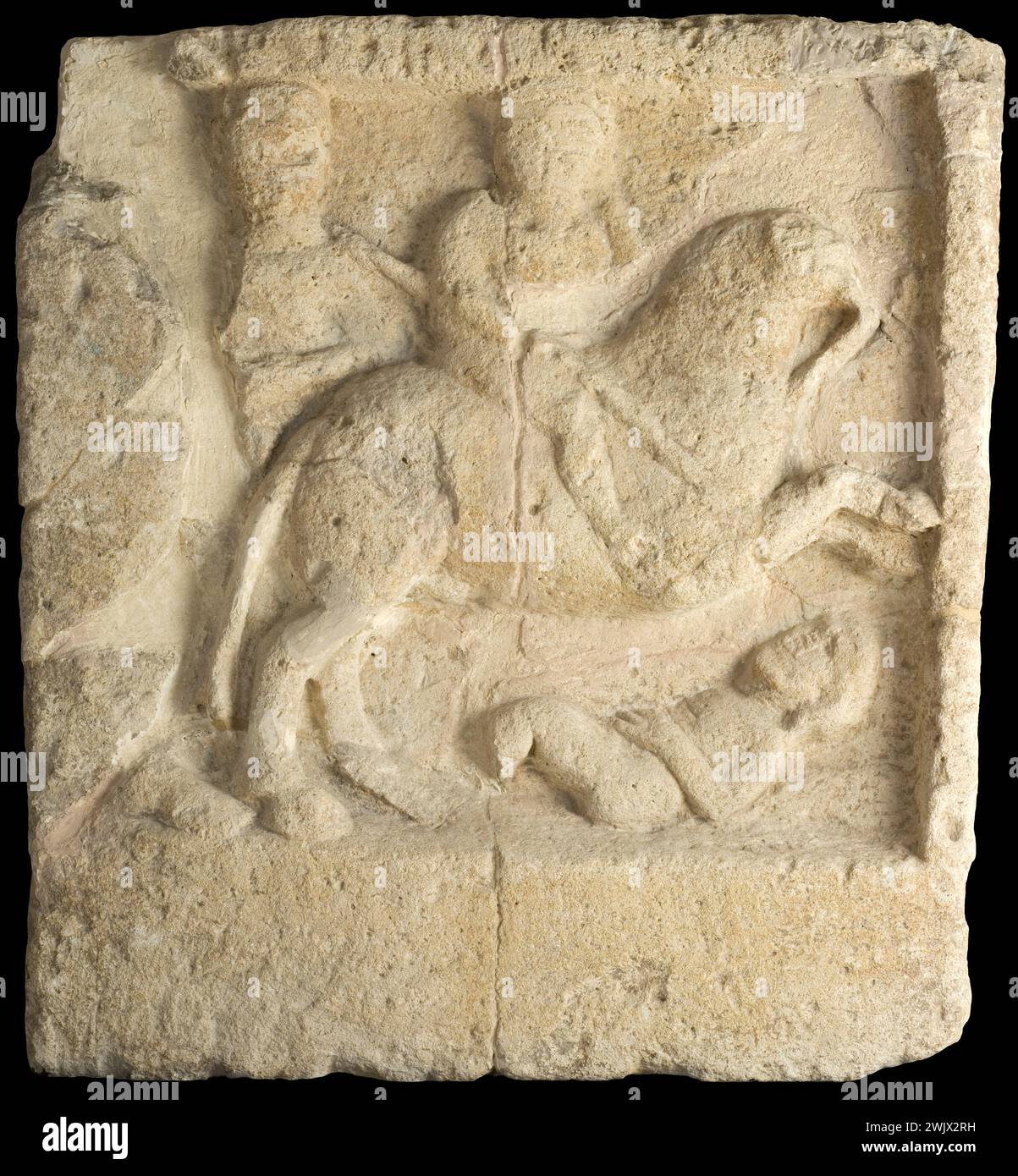 Stele funebre di un soldato, con la rappresentazione di un cavaliere che infuria un barbaro. Roccia. Tempo gallo-romano, alto Impero. Parigi, museo Carnavalet. Tre personaggi un uomo dietro il cavallo, un cavaliere con un giavellotto su un cavallo da scherzo e un barbaro a terra sotto il cavallo. I volti dei personaggi e la testa del cavallo erano a letto. L'iconografia funebre di origine elianistica diffusa nelle regioni danubiane e renane si riferisce ai cavalieri divini. Antichità, barbarie, battaglia, cavaliere, cavallo, epoca gallo-romana, alto Impero, militare, lapide, funerale delle stele, al terrou, antico, si lancia Foto Stock