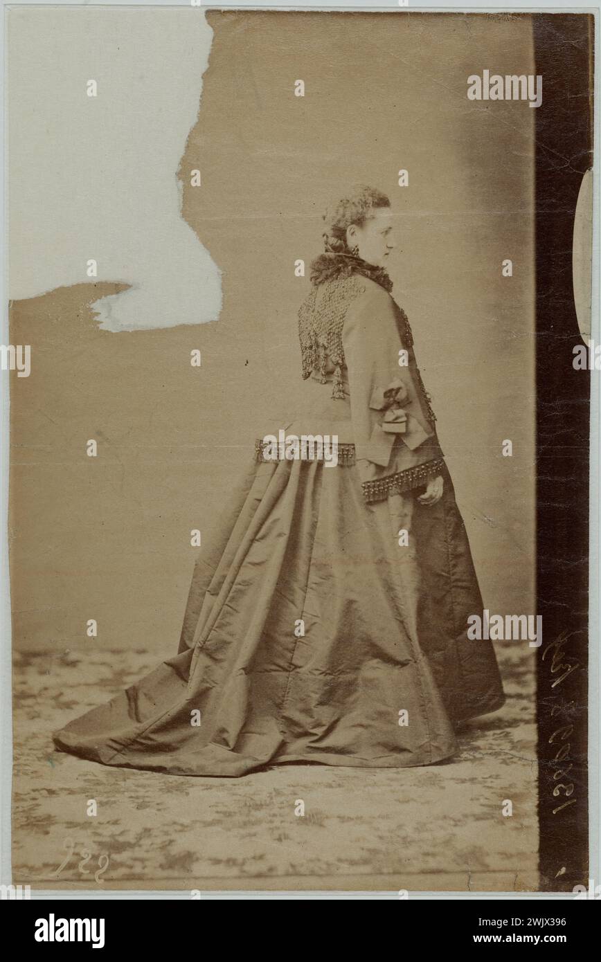 Donna di profilo. 1870-1875. Fotografia anonima. Galliera, museo della moda della città di Parigi. 60251-18 Faux, donna, moda femminile, modella, profilo, secondo impero, xix secolo, vestito, bagno Foto Stock